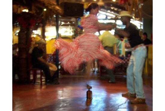 2684125-Dancing_on_a_bottle_Santo_Domingo