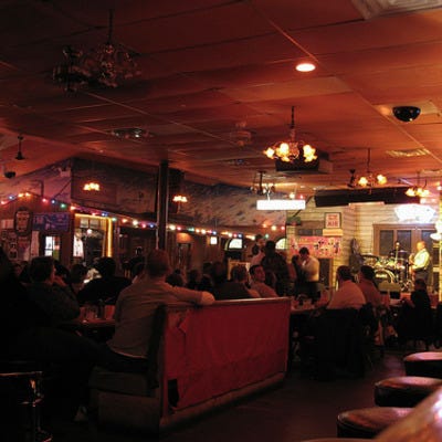 Kingston Mines, Chicago Blues Clubs, has live music and classic American dishes. 