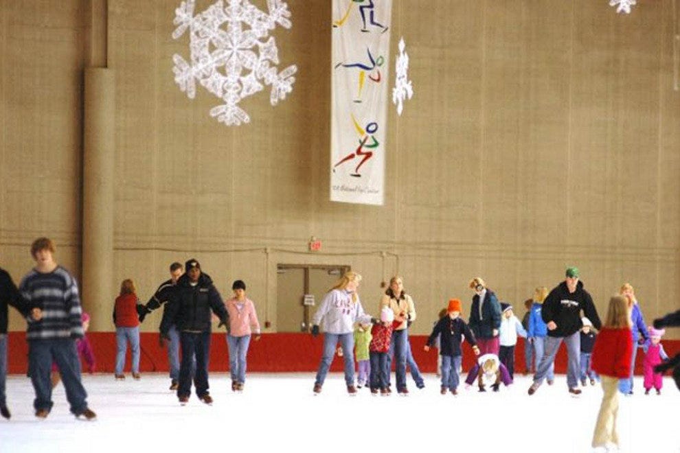 Ice Skating Rinks Make Time for Family Fun
