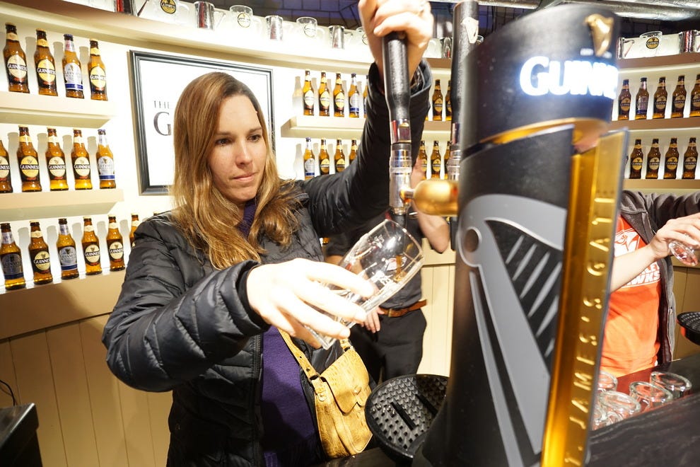 Los visitantes aprenden cómo verter perfectamente una pinta de Guinness en la Academia Guinness