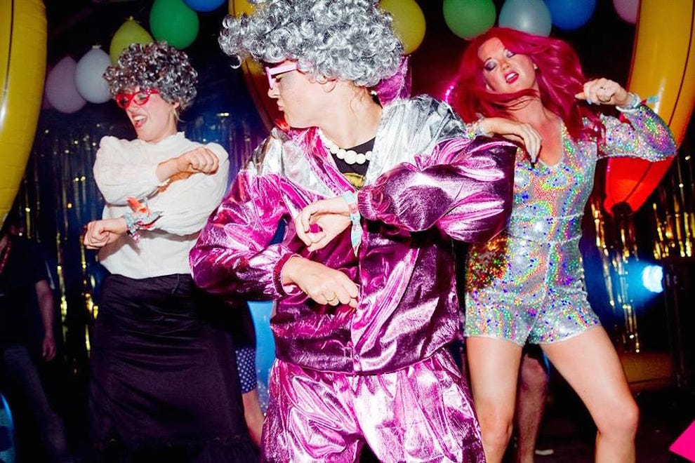 Jess Indeedy (derecha) inyecta una cualidad rave muy necesaria a la clásica noche de bingo