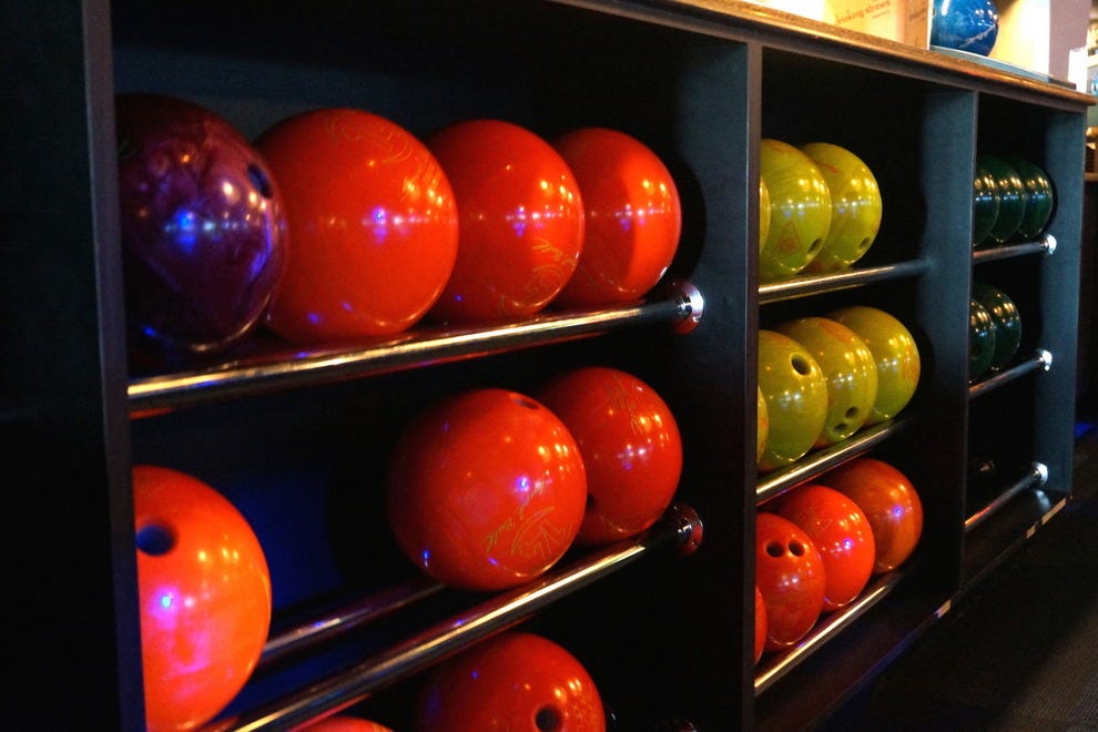 HeadPinz娱乐中心与互动，夜间的乐趣