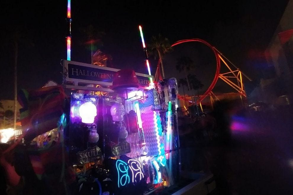 Carts with cute wearable souvenirs; landmines for your wallet