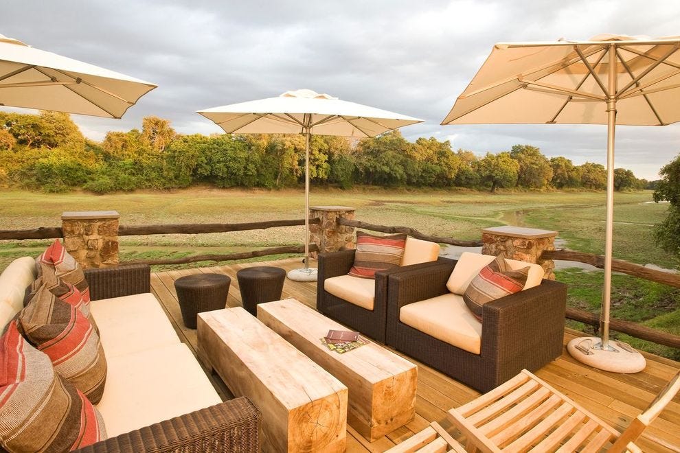 La vue depuis la terrasse du Mfuwe Lodge de The Bushcamp Company