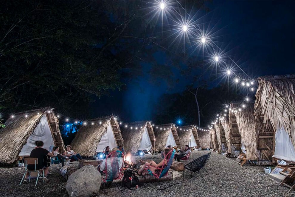 Tipis y acogedora chimenea bajo las estrellas en Selina La Fortuna