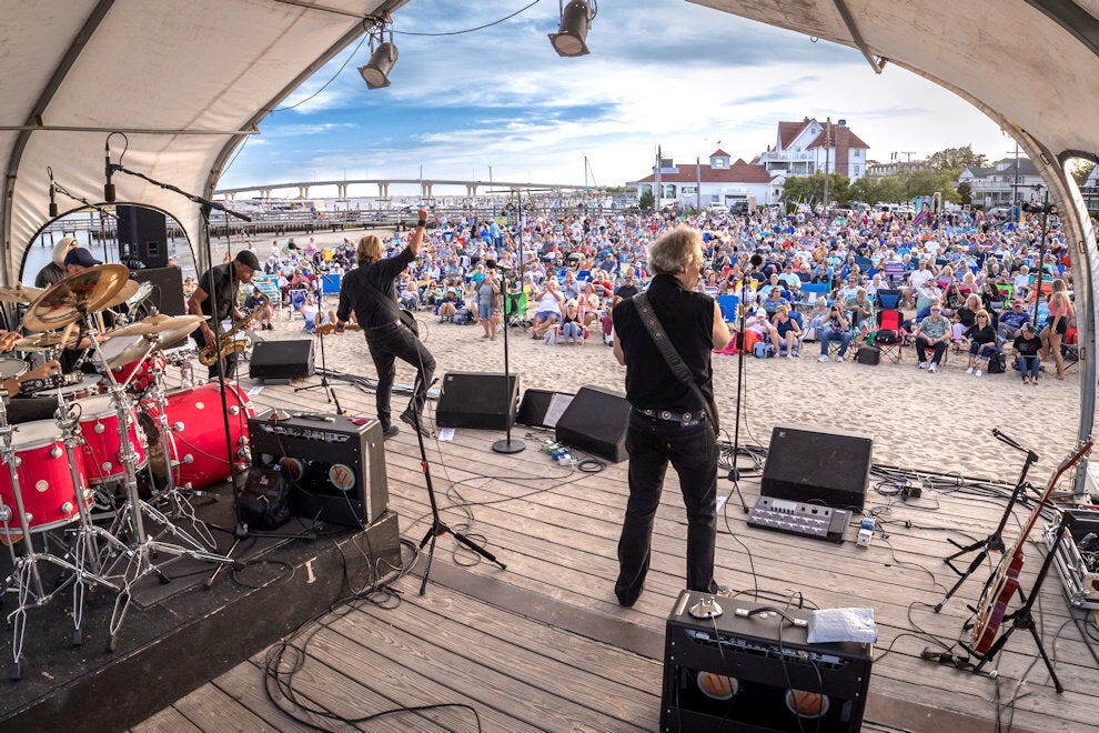 将萨默斯角海滩音乐会系列投票为2023年最佳户外音乐会系列