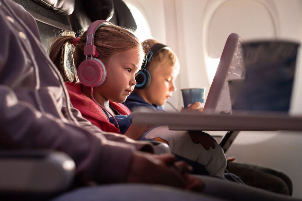 10 ways to keep kids entertained while flying